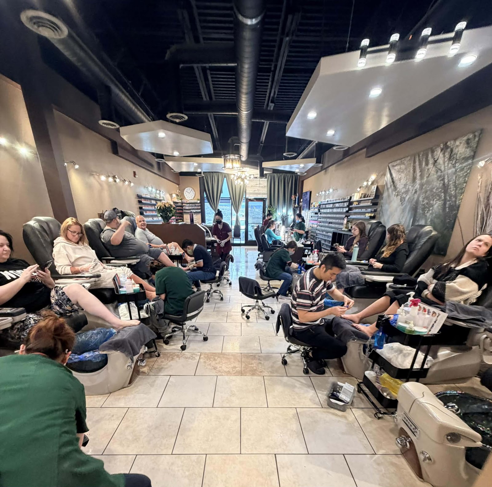 Luxury Nails and Spa nail photo 1